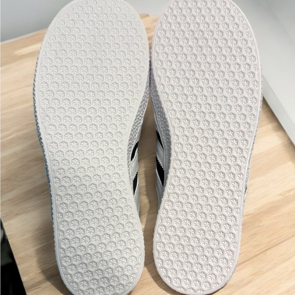 Adidas Kids Gazelle Black Sneakers size 2 1/2 - Picture 3 of 6